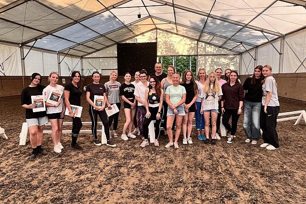 Z końmi w dialogu – mistrzowskie szkolenie z Janem Ratajczakiem w Runowie