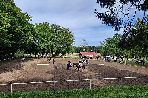 Budujemy lokalne partnerstwa – stoisko Fundacji na Pikniku Ludowym i Finale Baltic Cup 2025 w Runowie