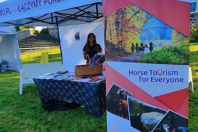 Budujemy lokalne partnerstwa – stoisko Fundacji na Pikniku Ludowym i Finale Baltic Cup 2025 w Runowie