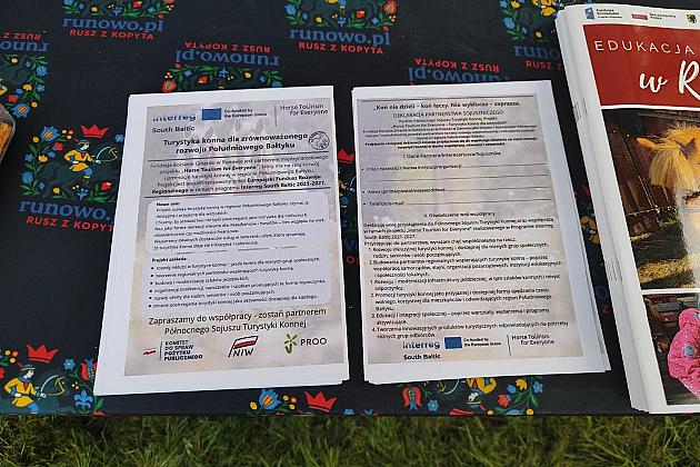 Budujemy lokalne partnerstwa – stoisko Fundacji na Pikniku Ludowym i Finale Baltic Cup 2025 w Runowie