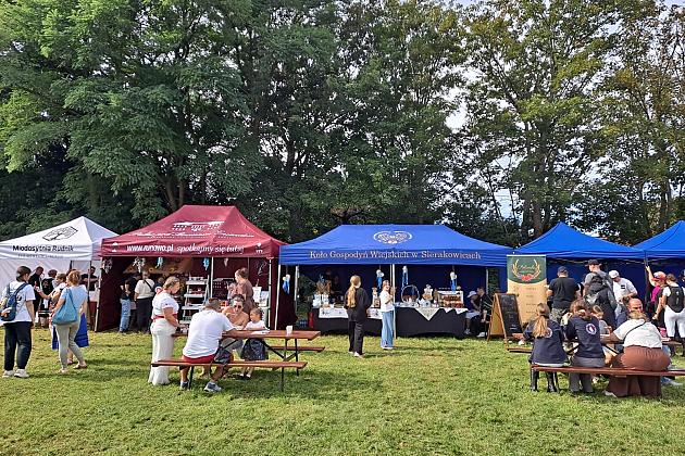 Budujemy lokalne partnerstwa – stoisko Fundacji na Pikniku Ludowym i Finale Baltic Cup 2025 w Runowie